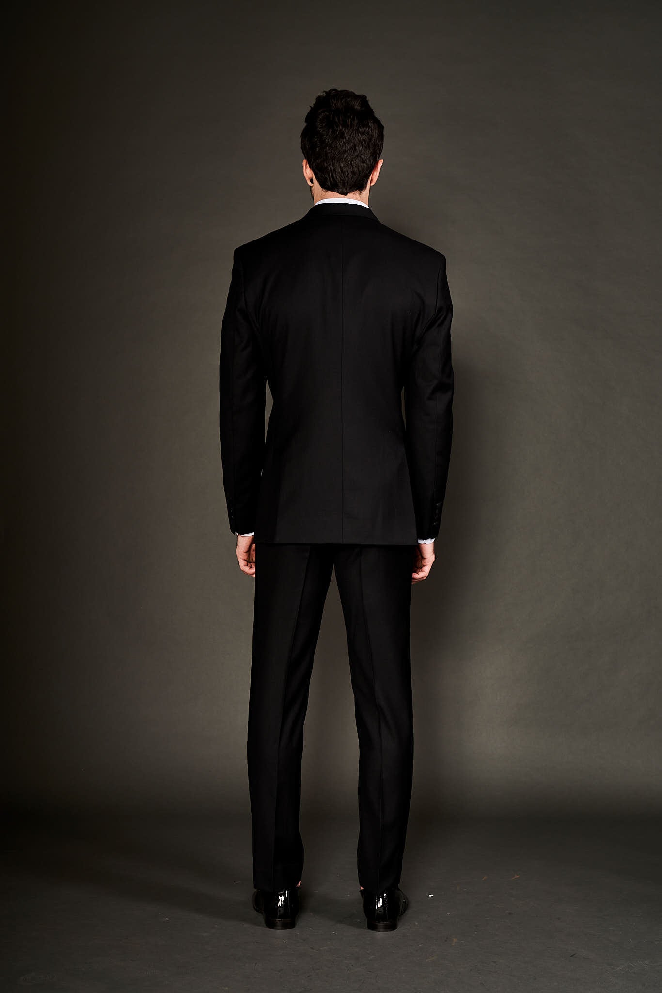 BLACK EMBROIDERED SUIT - Arjuun Kilachand