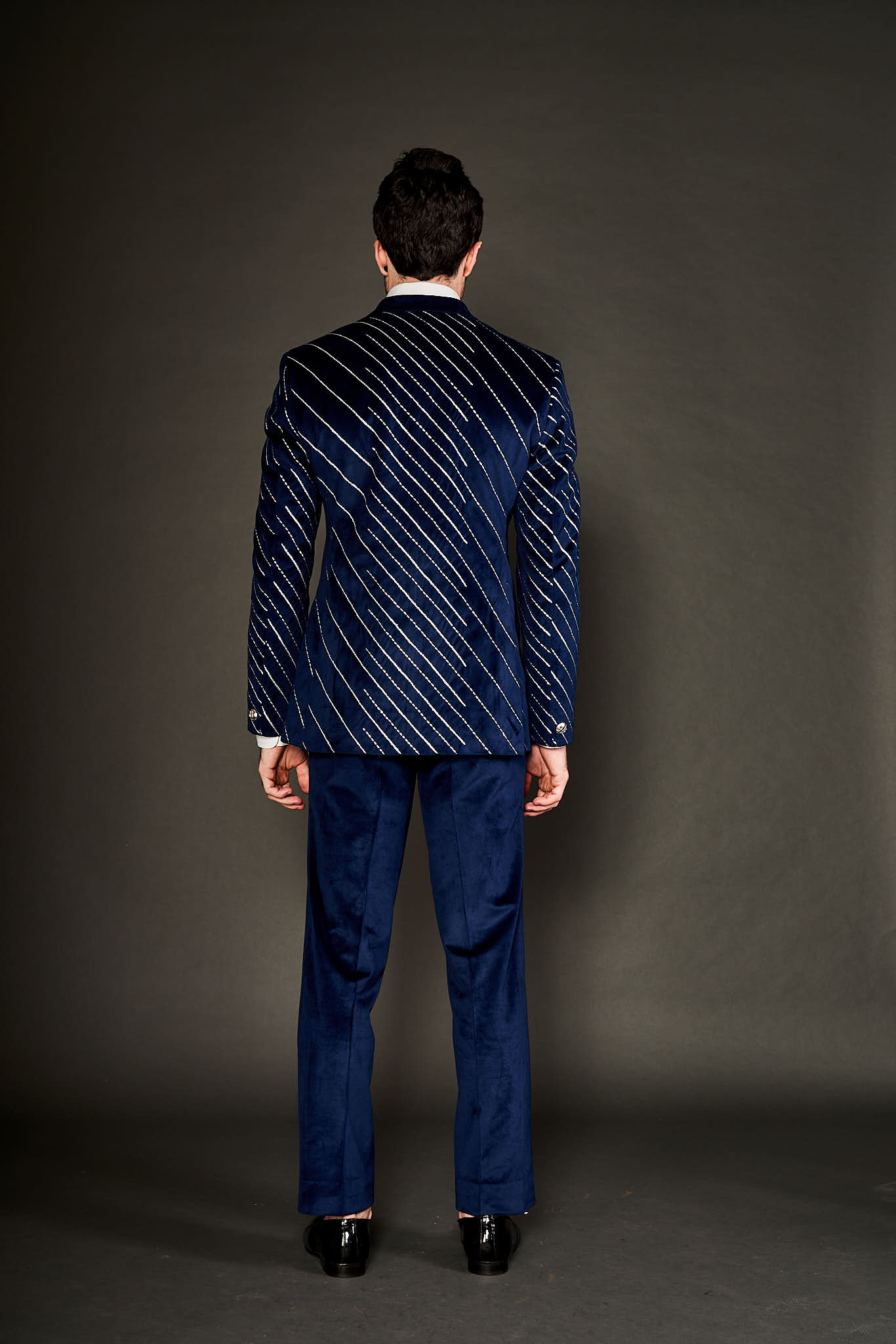 NAVY BLUE EMBROIDERED SUIT - Arjuun Kilachand